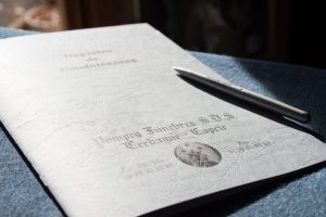 fleurs dans un vase dans un cimetiere