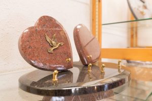 fleurs dans un vase dans un cimetiere