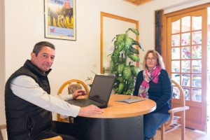 fleurs dans un vase dans un cimetiere